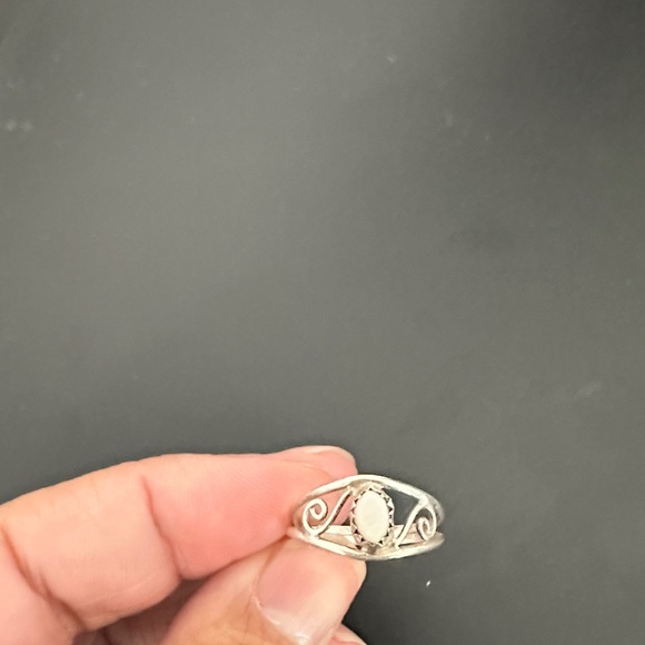 Elegant Silver Swirl Ring - Picture 4 of 4